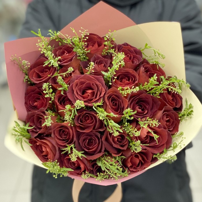 25 шоколадных роз с зеленью