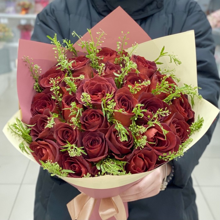 25 шоколадных роз с зеленью