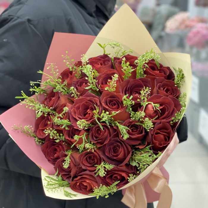 25 шоколадных роз с зеленью