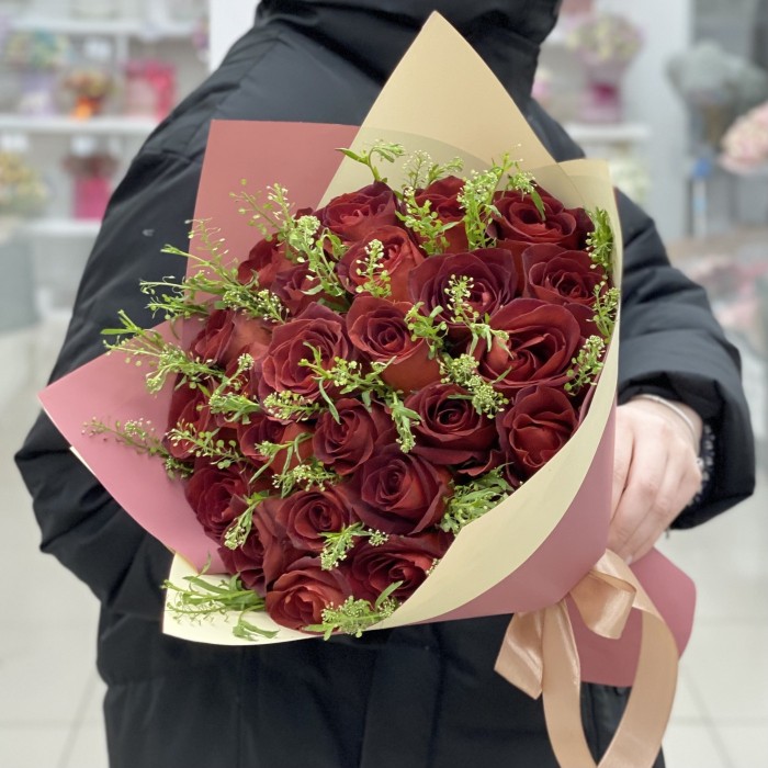 25 шоколадных роз с зеленью