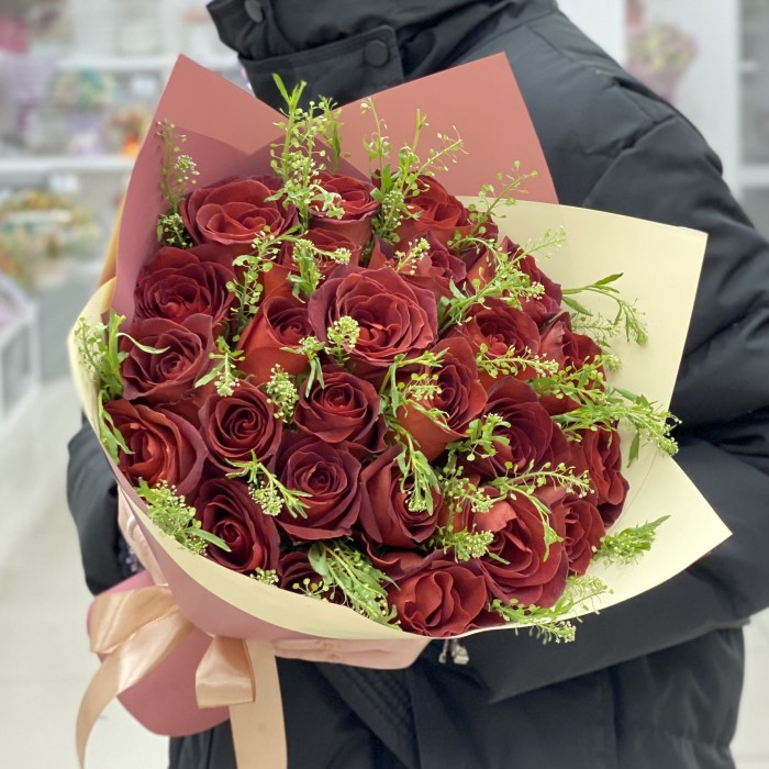 25 шоколадных роз с зеленью