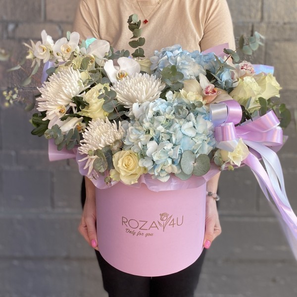 Авторская композиция в коробке Милый идеал с гортензией и орхидеей