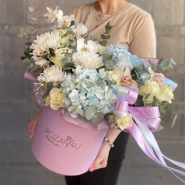 Авторская композиция в коробке Милый идеал с гортензией и орхидеей