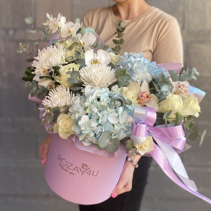 Авторская композиция в коробке Милый идеал с гортензией и орхидеей