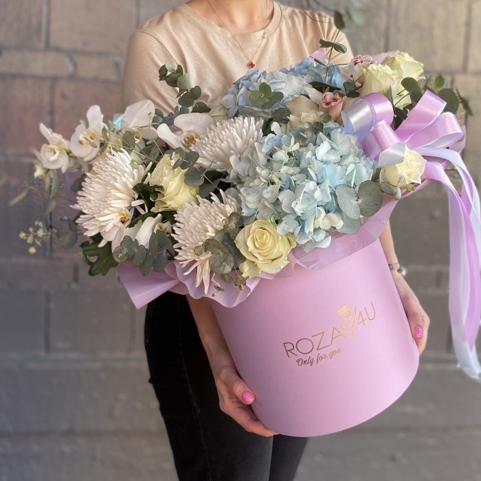 Авторская композиция в коробке Милый идеал с гортензией и орхидеей