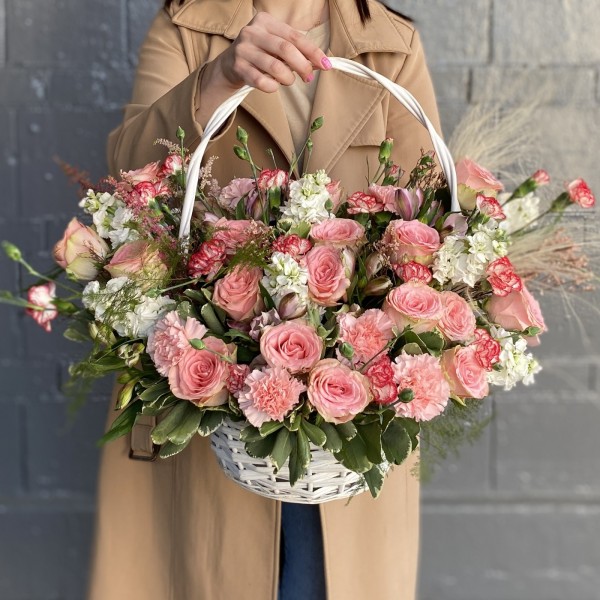 Авторская композиция в корзине с розой Софи Лорен и маттиолой