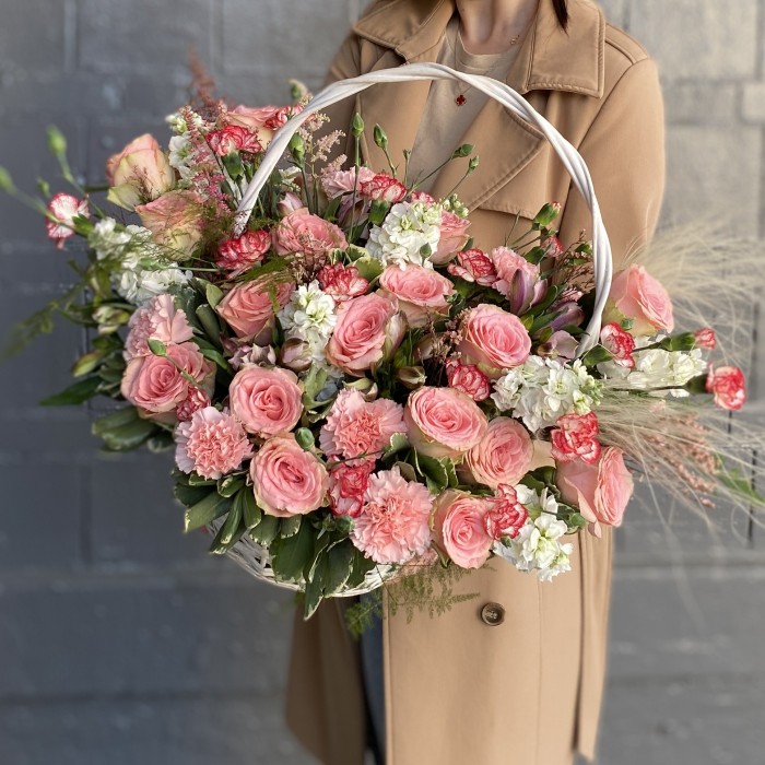 Авторская композиция в корзине с розой Софи Лорен и маттиолой