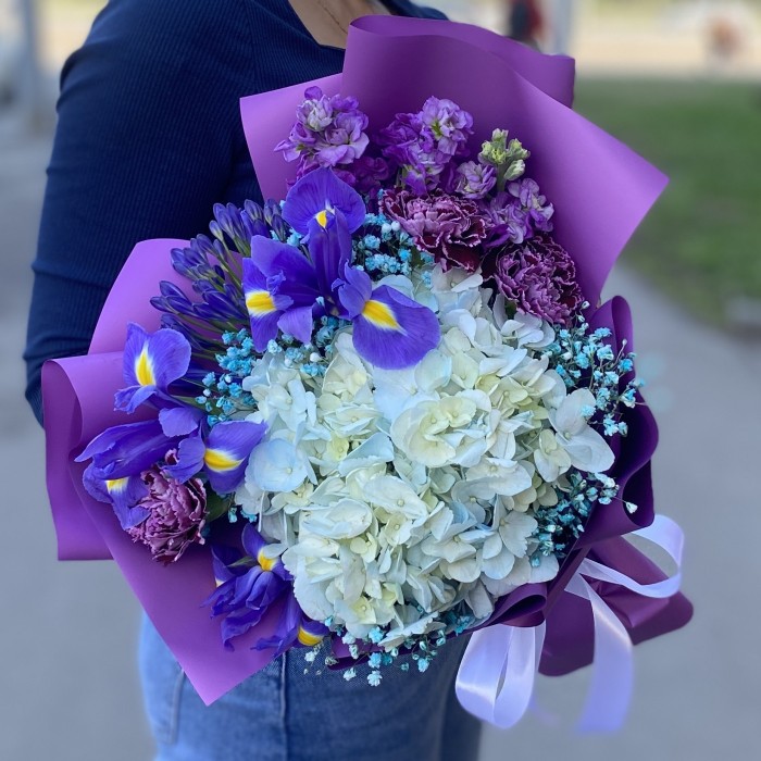 Букет Идиллия с гортензией и ирисами