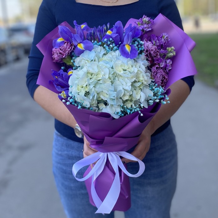 Букет Идиллия с гортензией и ирисами