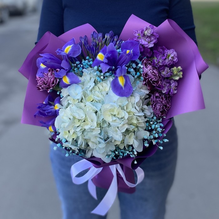 Букет Идиллия с гортензией и ирисами