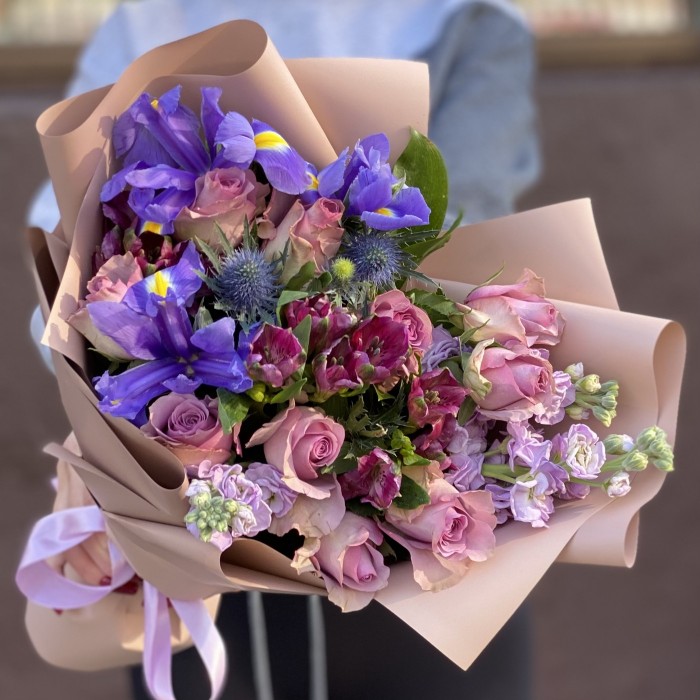 Букет Идиллия с ирисами и маттиолой