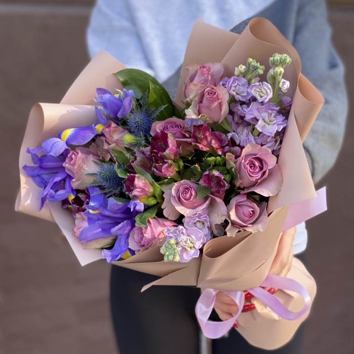 Букет Идиллия с ирисами и маттиолой