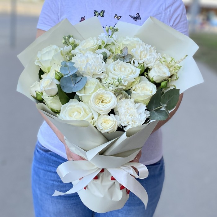 Букет Нежность с белыми розами и маттиолой