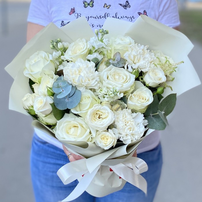 Букет Нежность с белыми розами и маттиолой