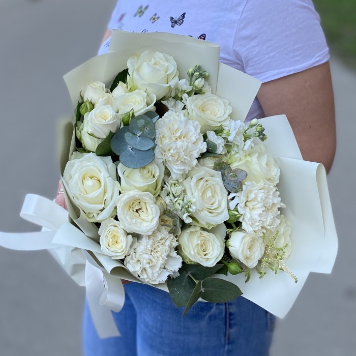 Букет Нежность с белыми розами и маттиолой