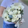 Букет Нежность с белыми розами и маттиолой