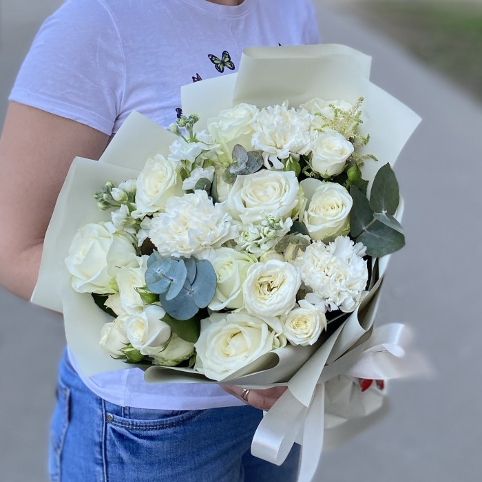 Букет Нежность с белыми розами и маттиолой