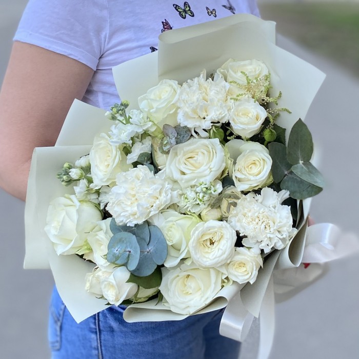 Букет Нежность с белыми розами и маттиолой