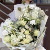 Букет Совершенство с белыми розами и маттиолой