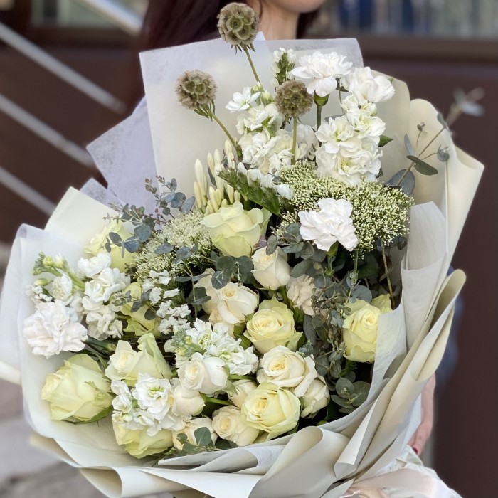 Букет Совершенство с белыми розами и маттиолой
