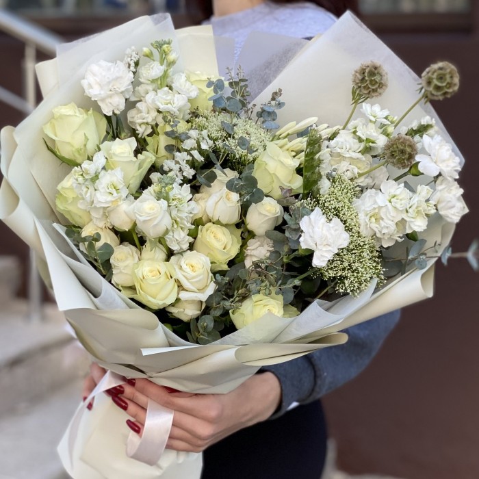 Букет Совершенство с белыми розами и маттиолой