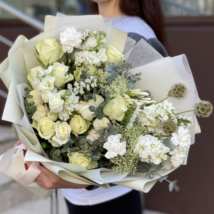 Букет Совершенство с белыми розами и маттиолой