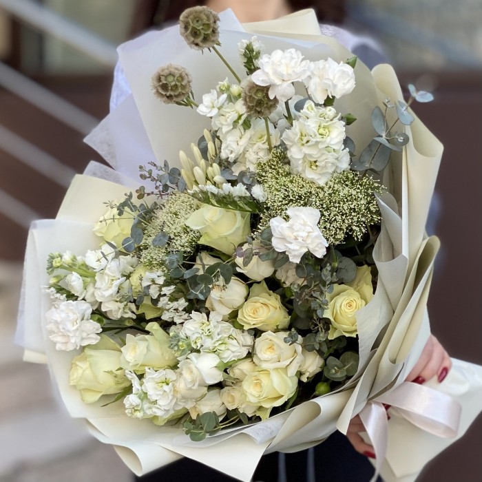 Букет Совершенство с белыми розами и маттиолой