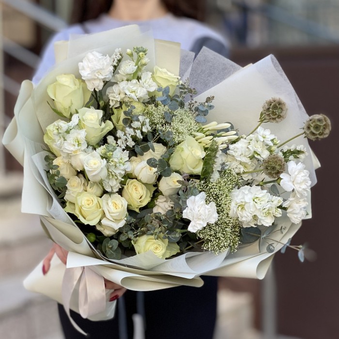 Букет Совершенство с белыми розами и маттиолой