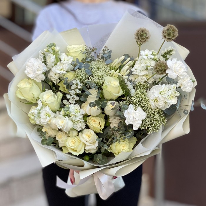 Букет Совершенство с белыми розами и маттиолой