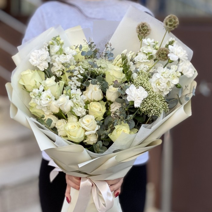 Букет Совершенство с белыми розами и маттиолой