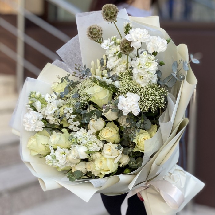 Букет Совершенство с белыми розами и маттиолой