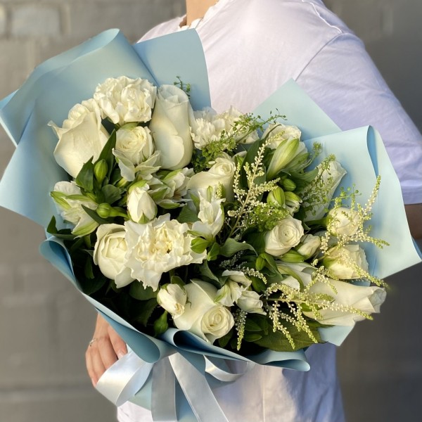Букет с белыми розами Жемчужный рассвет