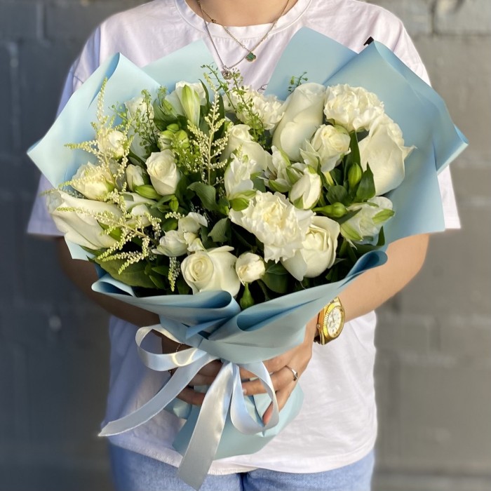 Букет с белыми розами Жемчужный рассвет