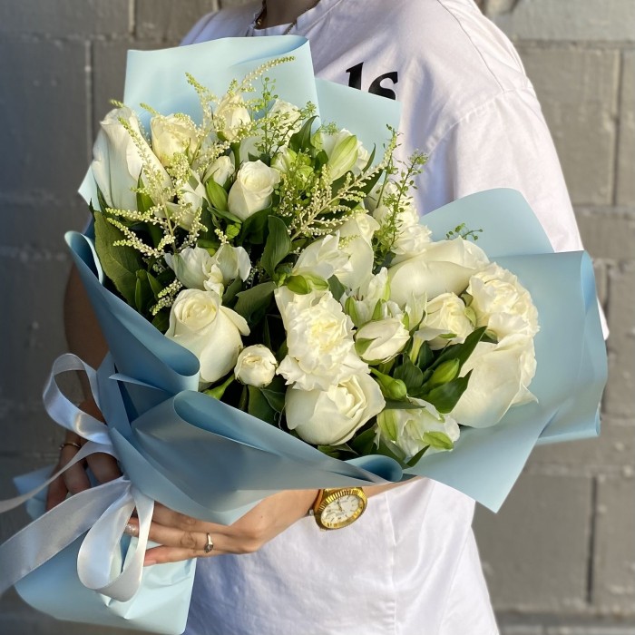 Букет с белыми розами Жемчужный рассвет