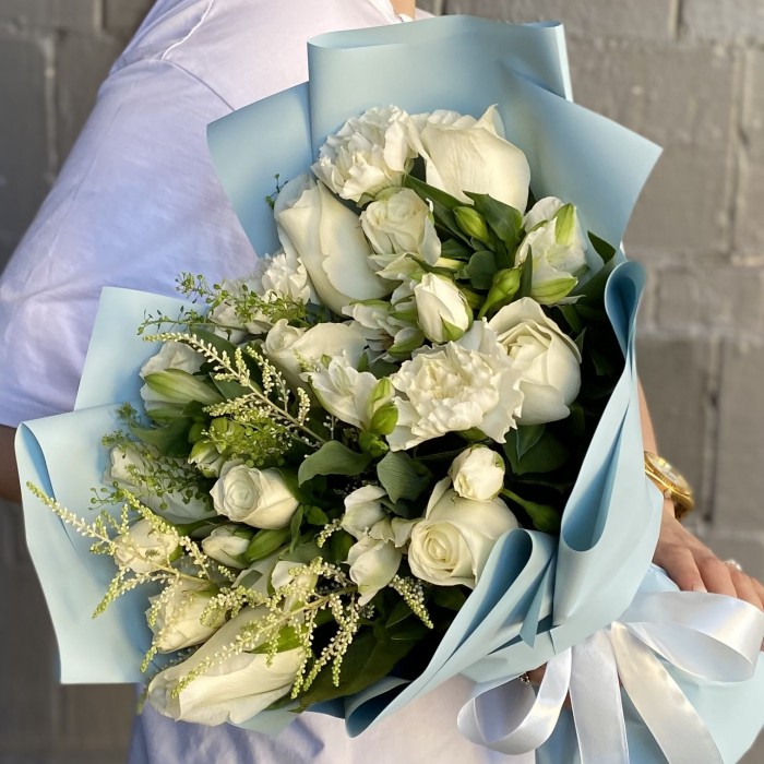 Букет с белыми розами Жемчужный рассвет