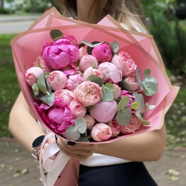 Букет с пионами Полдень в саду