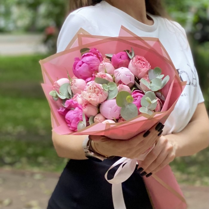Букет с пионами Полдень в саду