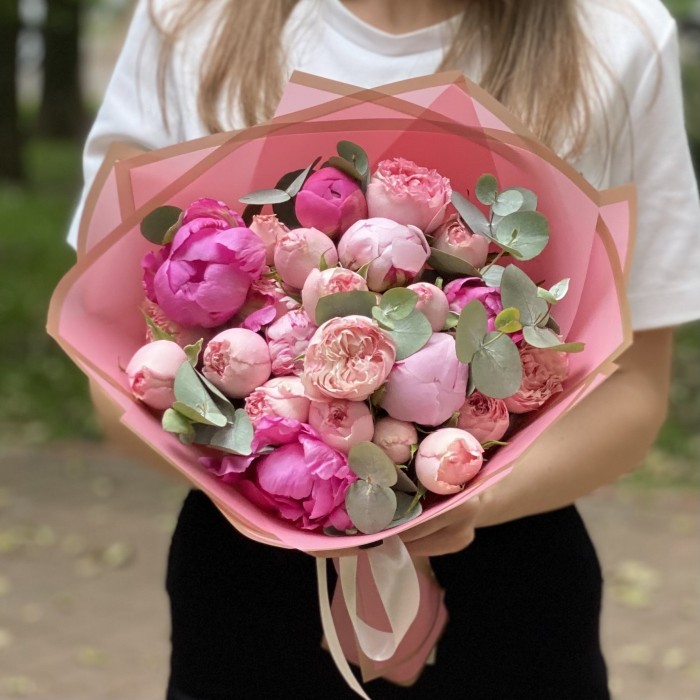 Букет с пионами Полдень в саду