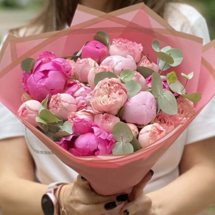 Букет с пионами Полдень в саду