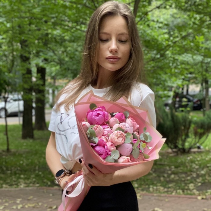 Букет с пионами Полдень в саду