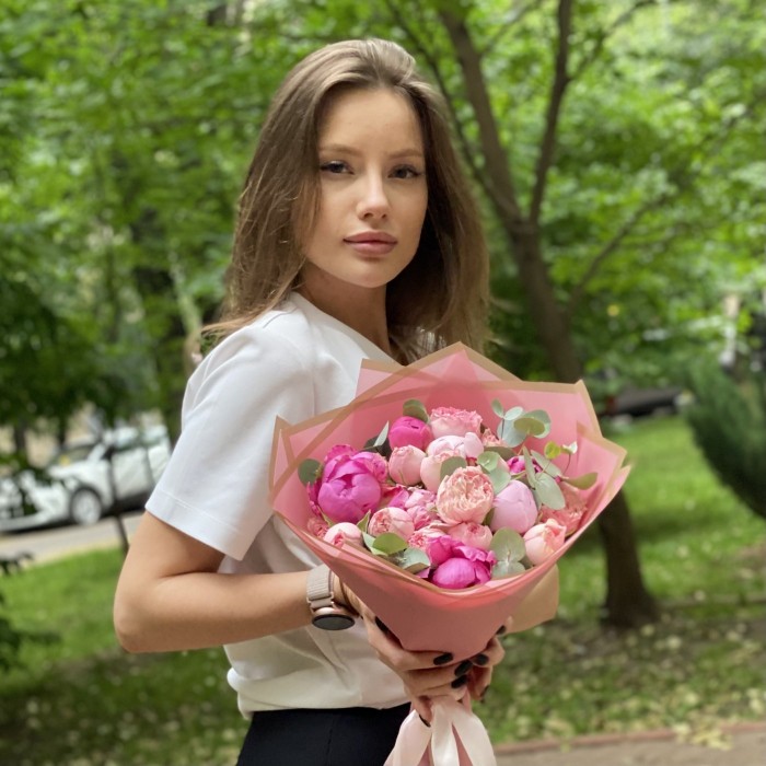 Букет с пионами Полдень в саду