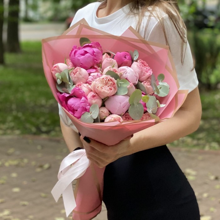 Букет с пионами Полдень в саду