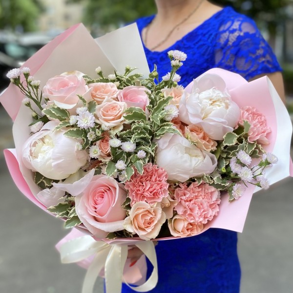Букет Прекрасное мгновение с пионами и розами