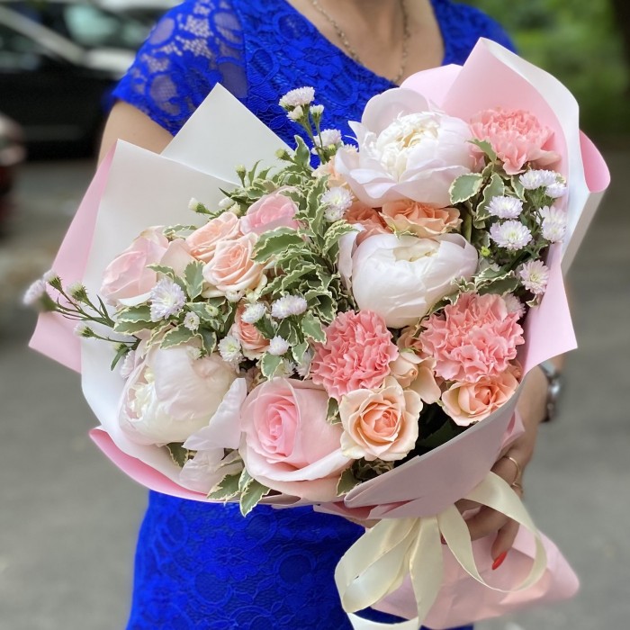 Букет Прекрасное мгновение с пионами и розами