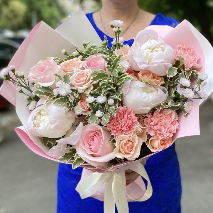 Букет Прекрасное мгновение с пионами и розами