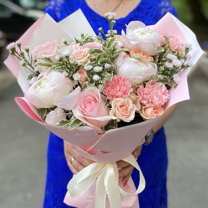 Букет Прекрасное мгновение с пионами и розами