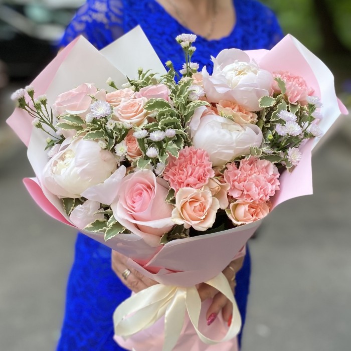 Букет Прекрасное мгновение с пионами и розами