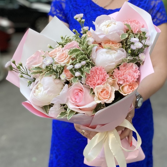 Букет Прекрасное мгновение с пионами и розами