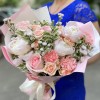 Букет Прекрасное мгновение с пионами и розами