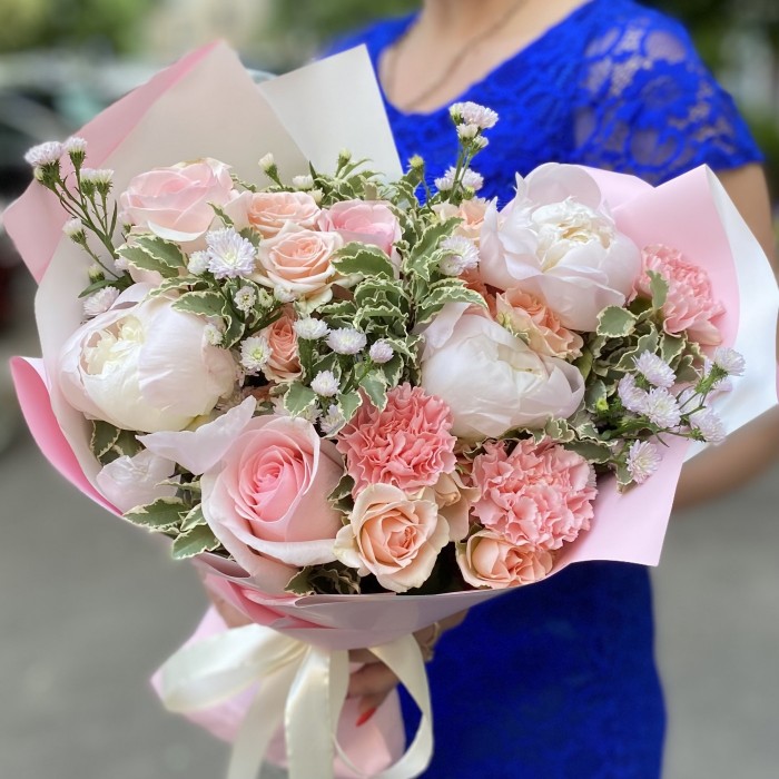 Букет Прекрасное мгновение с пионами и розами
